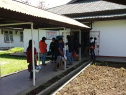 Dua Hari Menunggu, Keluarga Korban Belum Diijinkan Masuk