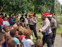 Sambangi Warga Dengan Polisi Santa, Polsek Mimika Timur Sampaikan Pesan Rohani