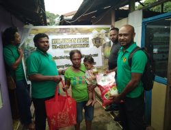 Sambut Natal dan Tahun Baru, Letting ZLS – STS Polres Jayapura Kota dan ZLS – STS Polda Papua Beri Bingkisan Pada Warga