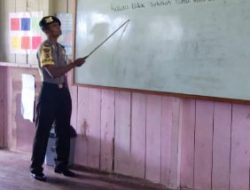 Anggota Polisi Di Asmat Pi Ajar di Sekolah