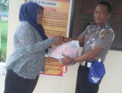 Peduli Warganya Saat Berkendara, Kapolsek Kaureh Berikan Bantuan Helm