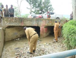 Bupati Dan Wakil Terjun Langsung Bersihkan Gorong – Gorong