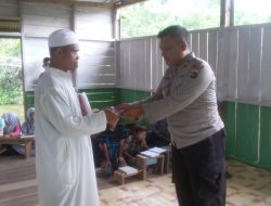 Kunjungi Santri, Kapolsek Kaureh Sampaikan Bantuan Alat Tulis