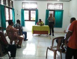 Polisi Sosialisasi Cegah Berita Hoax Pada Tukang Ojek Di Pasar Lama Sentani