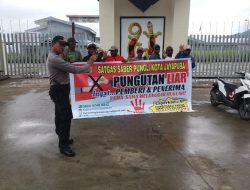 Polisi Sosialisasi Saber Pungli dan Anti Hoax Pada Tukang Ojek di Perbatasan RI-PNG