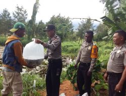 Satbinmas Polres Jayawijaya Serahkan Bibit dan Pakan Ikan Pada Warga