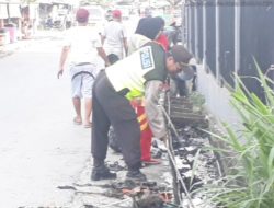 Cegah Banjir, Kanit Binmas Kerja Bhakti Dengan Warga Kelurahan Yobe