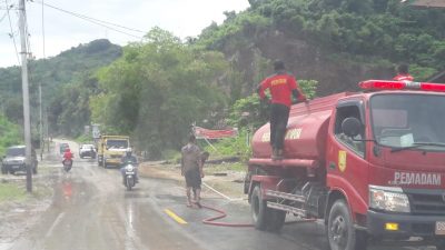 Personil Polisi Polsek Abe Bersihkan Sisa Banjir dan Longsor di Jalan Protokol Abe Pantai