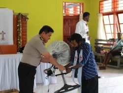 Polres Yapen Berikan Bantuan Pada GKI Yapen Barat