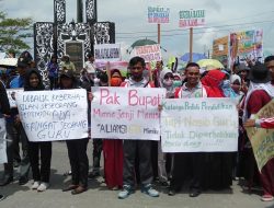 Ratusan Guru SMA dan SMK se Mimika Gelar Aksi Demo Tuntut Haknya Tahun 2018 Dibayarkan