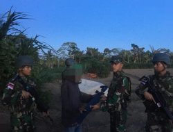 Warga Keerom Serahkan Senjata kepada TNI Penjaga Perbatasan
