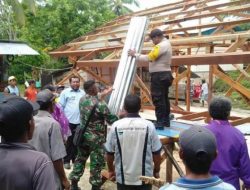 Bhabinkamtibmas Kampung Yenusi Biak Timur Hadiri Pengatapan Rumah Warga