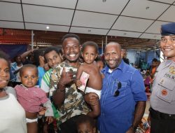 Distribusikan Bantuan Kemanusian, Bupati Mamteng Datangi Korban Banjir Bandang dan Luapan Danau Sentani
