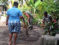 Di Yapen, Mama-Mama Turut Andil Campur Semen Bantu Bangun Jalan Kampung
