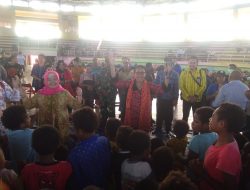 Menteri Yohana Minta Anak-Anak Pengungsi Banjir Bandang Tetap Bersekolah