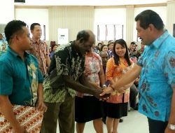 Pemda Jayawijaya Serahkan SK Penempatan Guru Kontrak