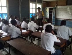Polisi Pi Ajar di Sekolah Binmas Noken Polri di SMP YPPK Santo Fransiskus Moanemano