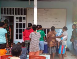 Di Kampung Warari Yapen, TNI Dampingi Petugas Posyandu Beri Vaksi Polio