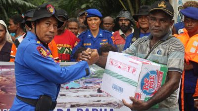 Tim Kesehatan Gabungan Lakukan Pelayanan Jemput Bola Bagi Masyarakat Pinggiran Danau Sentani