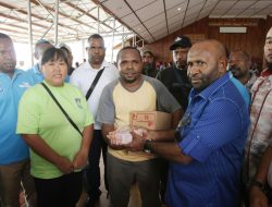 Bupati Ham Serahkan Bantuan Bagi Korban Banjir