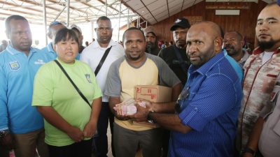 Bupati Ham Serahkan Bantuan Bagi Korban Banjir
