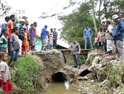Jawab Keluhan Warga, Bupati Jayawijaya Turunkan Tim Perbaiki Jembatan