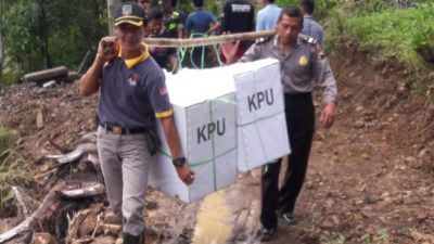 Medan Yang Sangat Sulit, Ini Gambaran Pendistribusian Logistik Pemilu di Papua
