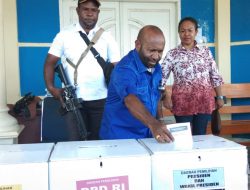 Bupati Mamberamo Tengah Coblos di TPS 01 Moga