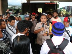 Polisi Kawal Demo Damai Di Kantor BKN IX Jayapura