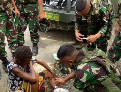 Prajurit TNI Berikan Pertolongan Pada Pejalan Kaki Yang Terluka