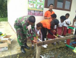 Satgas Yonif 725/WRG Ajarkan Budaya Cuci Tangan Pada Siswa SD