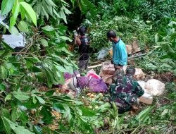 Pamtas Yonif PR 328/DGH Bantu Warga Yang Kecelakaan
