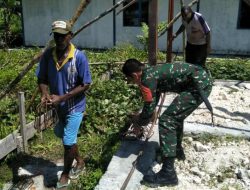 Babinsa Yapen Selatan Bantu Warga Bangun Gedung Serba Guna