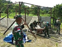 Satgas Yonif 126/KC Bantu Bangun Rumah Warga di Perbatasan