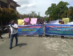 Demo di Kantor Bupati, Puluhan OAP Khenambay Umbay Minta Hasil Pleno Rekapitulasi Dibatalkan