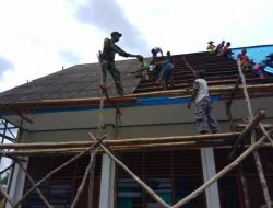 Lestarikan Kemanunggalan TNI dan Rakyat, Babinsa Bantu Renovasi Gereja