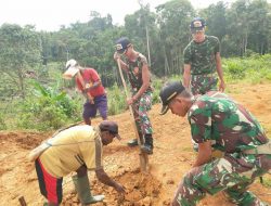 Satgas Yonif 725/WRG Bersama Masyarakat Bangun Balai Kampung