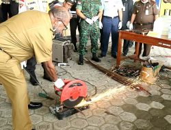 Polisi Musnahkan Puluhan Liter Miras Dan Sajam
