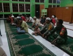 Wujud Sinergitas, TNI dan Polri Tarawih Bersama Warga Kampung Waiya