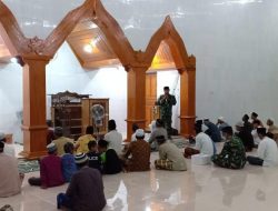 Satgas Yonif 725/WRG Tarawih dan Bagikan Alquran pada Warga