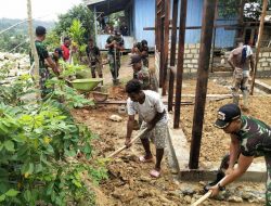 Peduli, Satgas Yonif 725/WRG Bangun Rumah Warga