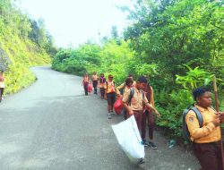 Pramuka Saka Wira Kartika Kodim 1709/Yawa Gelar Karya Bhakti Bersihkan Jalan Trans Yapen