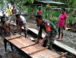 Bangun Semangat Kebersamaan Babinsa Yapen Timur Buat Drainase