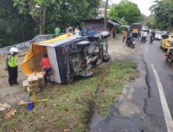 Di Skyline, Mobil Muat Minuman Terbalik