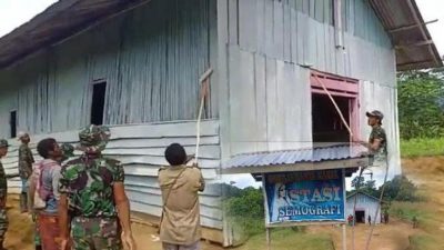 Satgas Yonif 725/WRG Percantik Gereja Bersama Jemaat