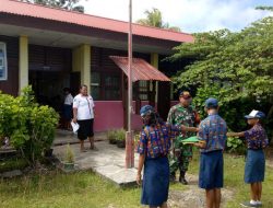Tanamkan Mental Nasionalisme, Koramil 1708-01/Biak Kota Latih Siswa SMP PBB dan Pengibaran Bendera