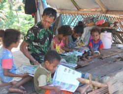 Begini Cara Pak Tentara Berbagi Ilmu di Yapen
