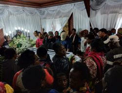 Keharuan Warnai Penjemputan Jenazah Ayahanda Wagub Papua