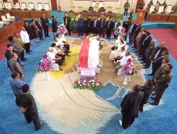 Ini Penghormatan Terakhir DPR Papua Kepada Almarhum Yan L. Ayomi