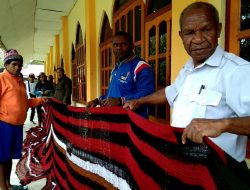 Perajutan Noken Pencetak Rekor Muri Gunakan Alat Tradisional